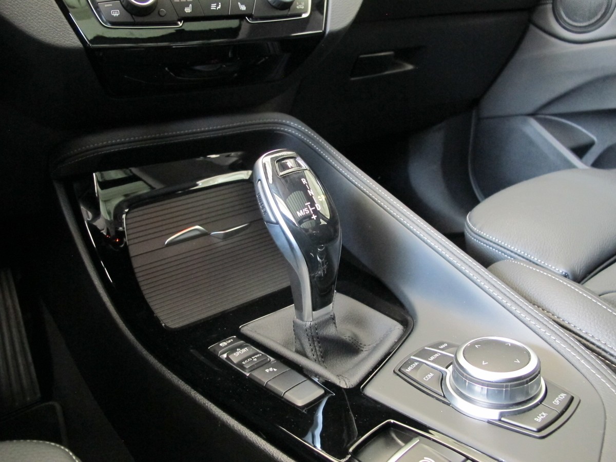 BMW X1 sDrive18i xLine *Leder schwarz * Pano*AHK*Sportsitze*
