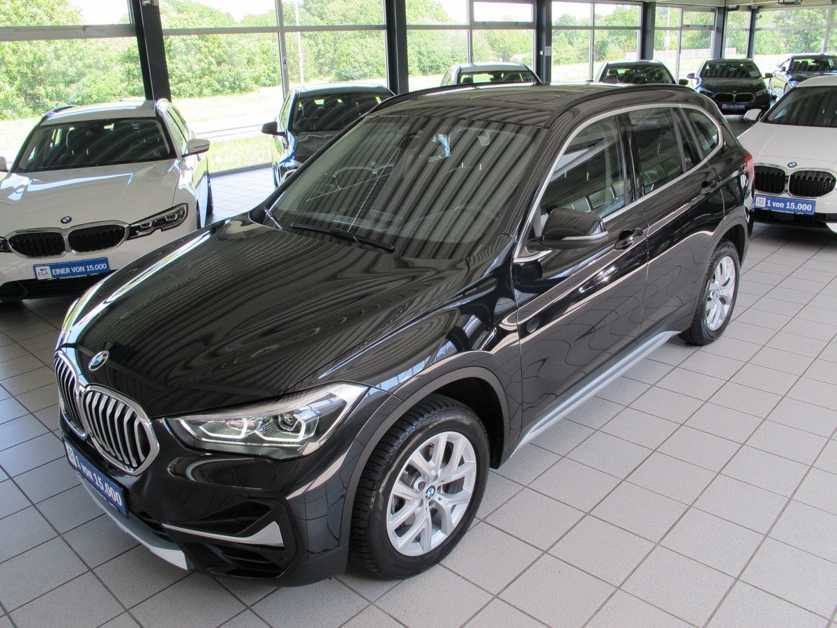 BMW X1 sDrive18i xLine *Leder schwarz * Pano*AHK*Sportsitze*