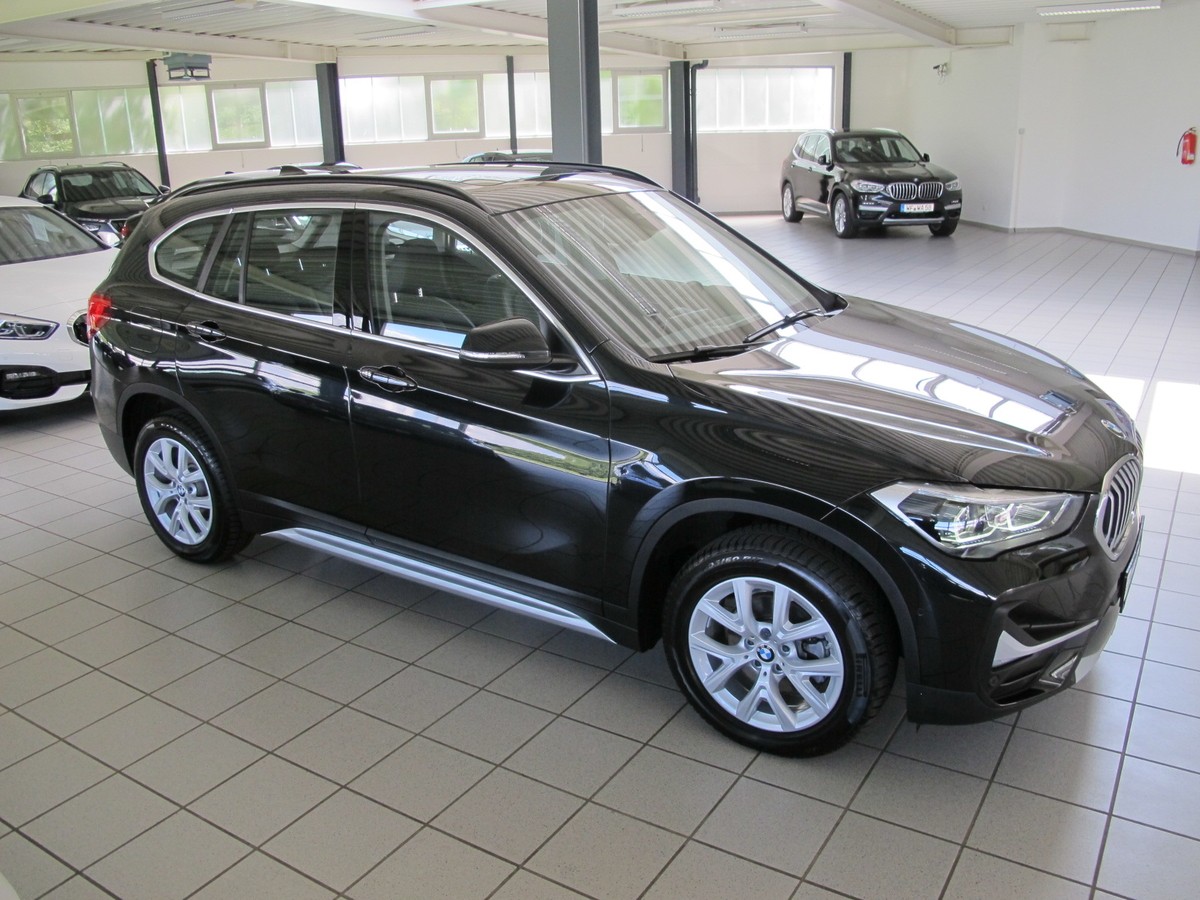 BMW X1 sDrive18i xLine *Leder schwarz * Pano*AHK*Sportsitze*