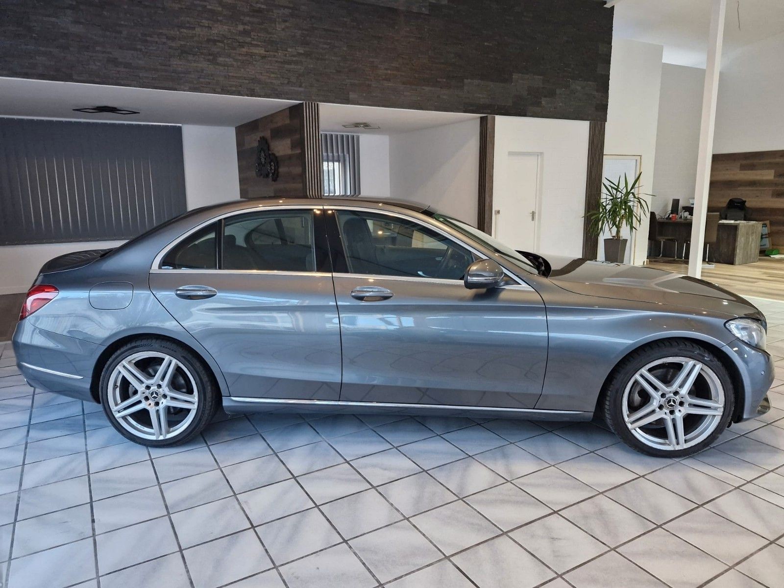 Mercedes-Benz C 300 Avantgarde*LED*SHZ*Navi*AHK*