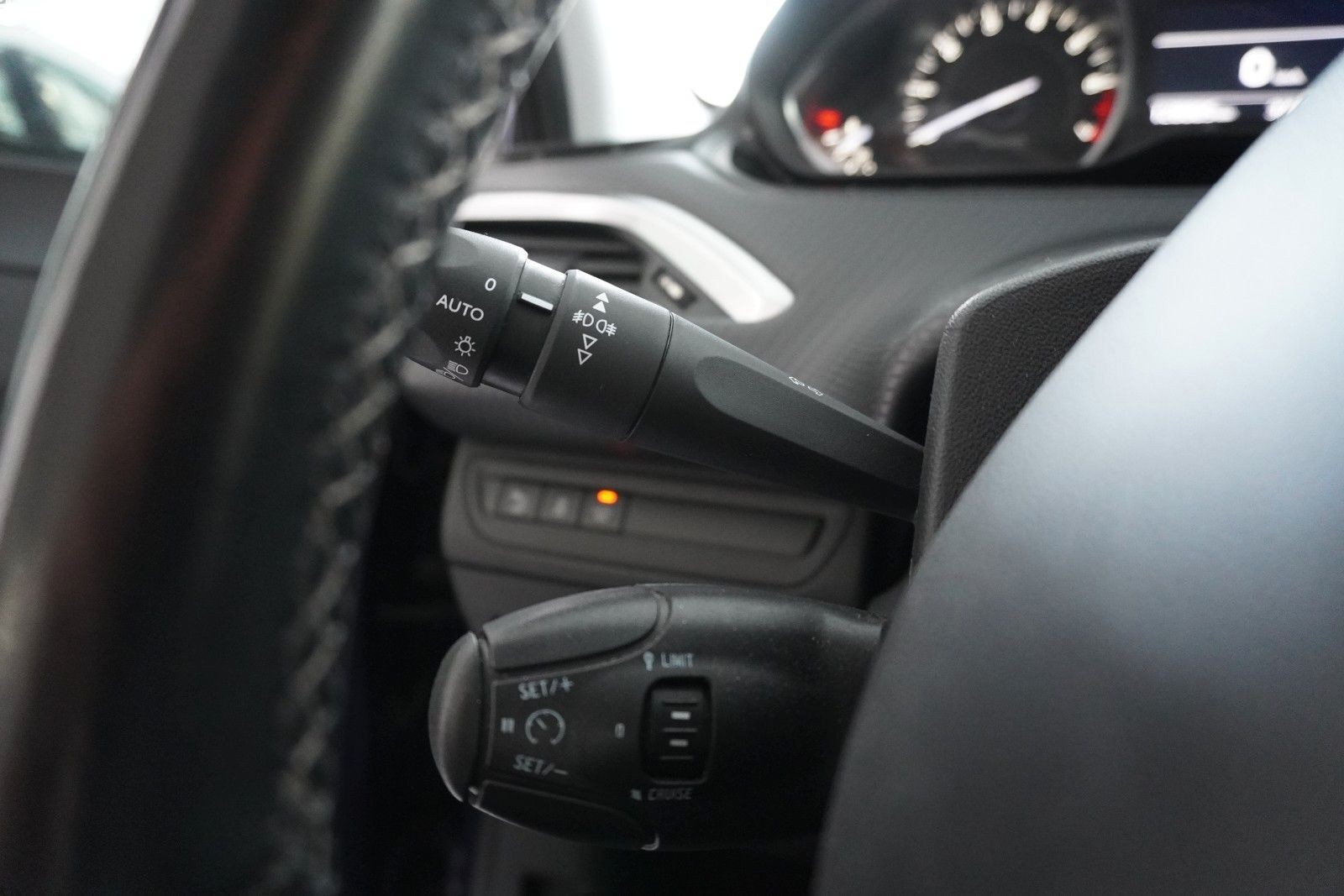 Peugeot 208 Allure*Navi*Sitzheizung*Temp*PDC*CarPlay*