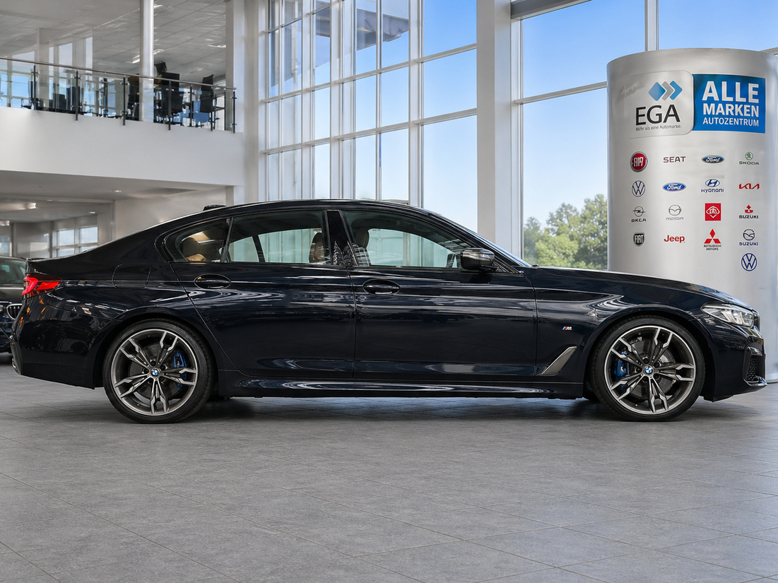 BMW M550i xDRIVE 1H*VOLL*LEDER*AHK*STANDHZ*GSD*SHZ V+H*HAR KARD