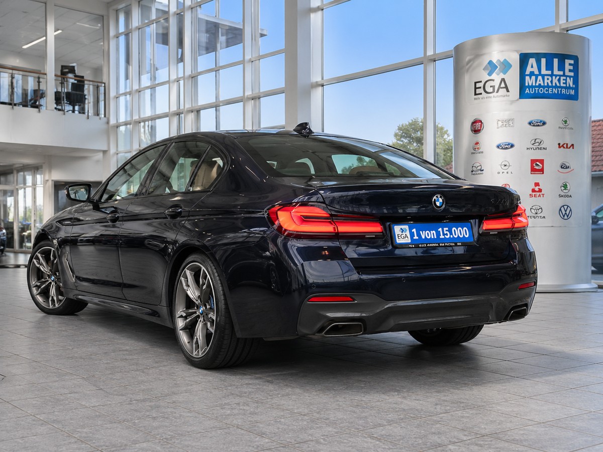 BMW M550i xDRIVE 1H*VOLL*LEDER*AHK*STANDHZ*GSD*SHZ V+H*HAR KARD