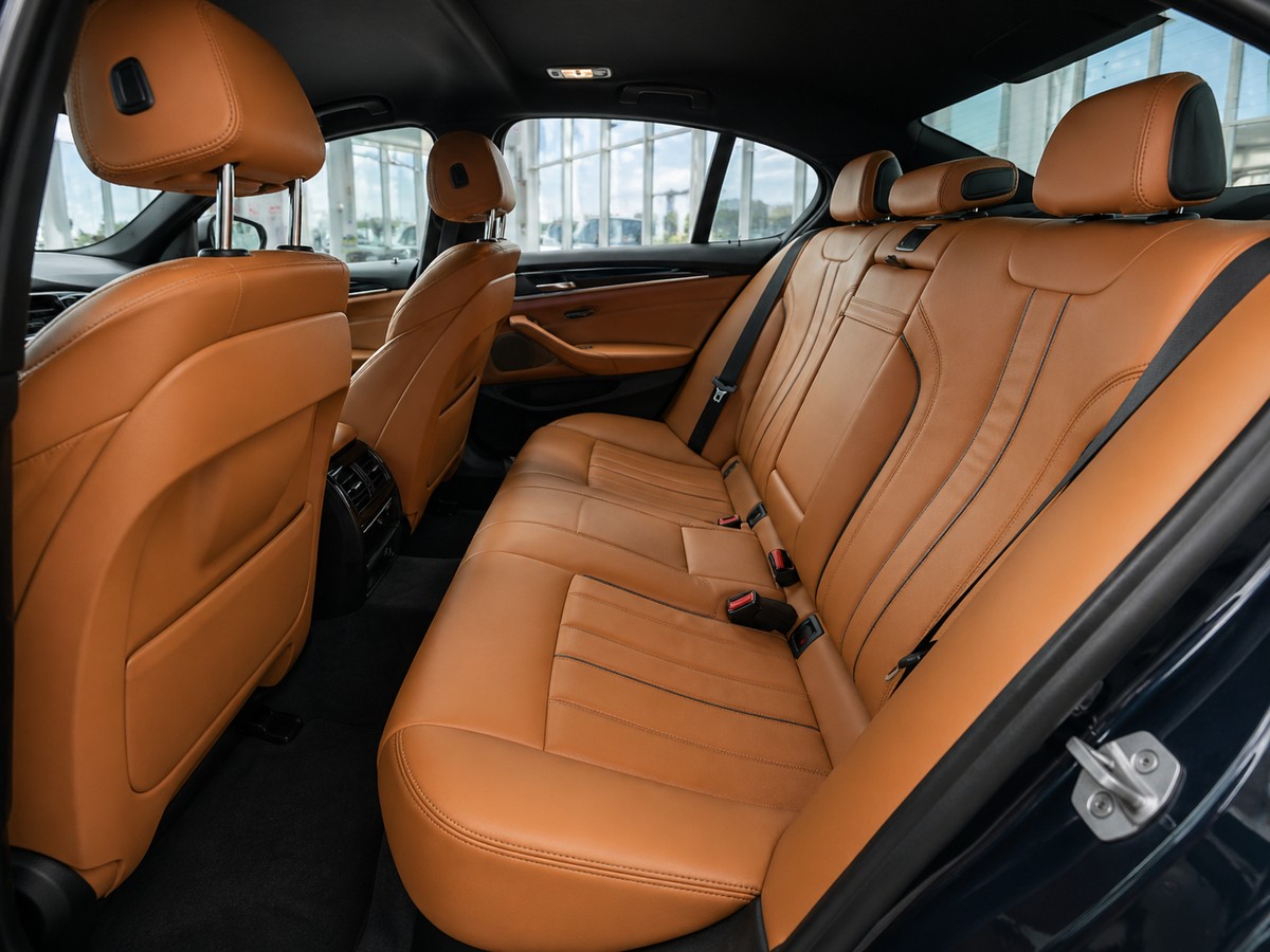 BMW M550i xDRIVE 1H*VOLL*LEDER*AHK*STANDHZ*GSD*SHZ V+H*HAR KARD
