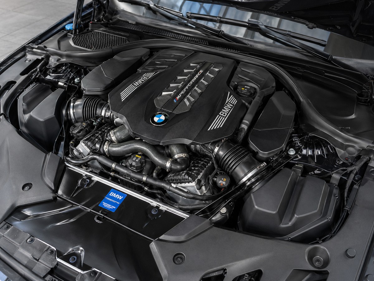 BMW M550i xDRIVE 1H*VOLL*LEDER*AHK*STANDHZ*GSD*SHZ V+H*HAR KARD