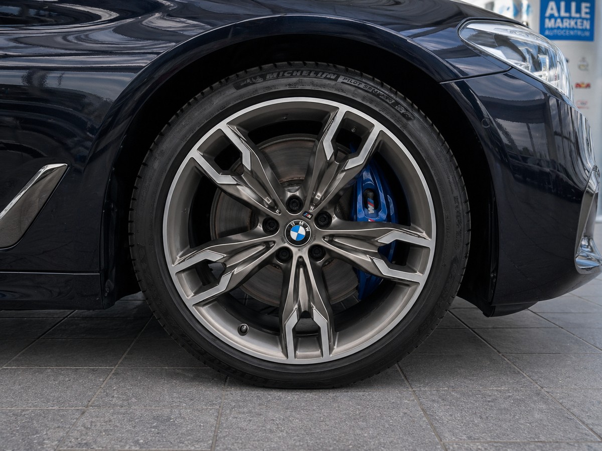 BMW M550i xDRIVE 1H*VOLL*LEDER*AHK*STANDHZ*GSD*SHZ V+H*HAR KARD