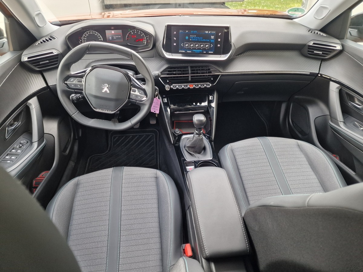 Peugeot 2008 PureTech 130 Allure*AHK*Navi*LED*DAB