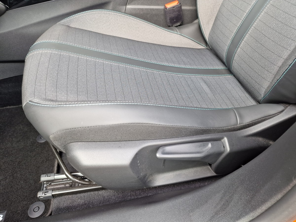 Peugeot 2008 PureTech 130 Allure*AHK*Navi*LED*DAB