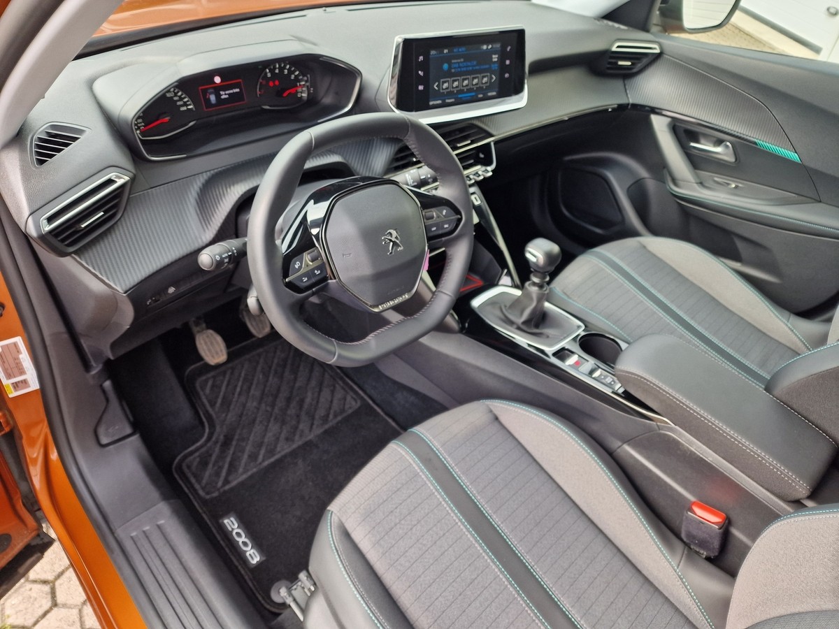 Peugeot 2008 PureTech 130 Allure*AHK*Navi*LED*DAB