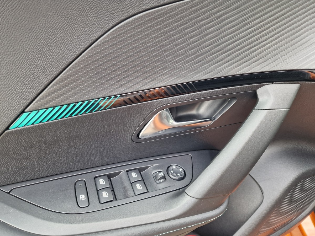 Peugeot 2008 PureTech 130 Allure*AHK*Navi*LED*DAB
