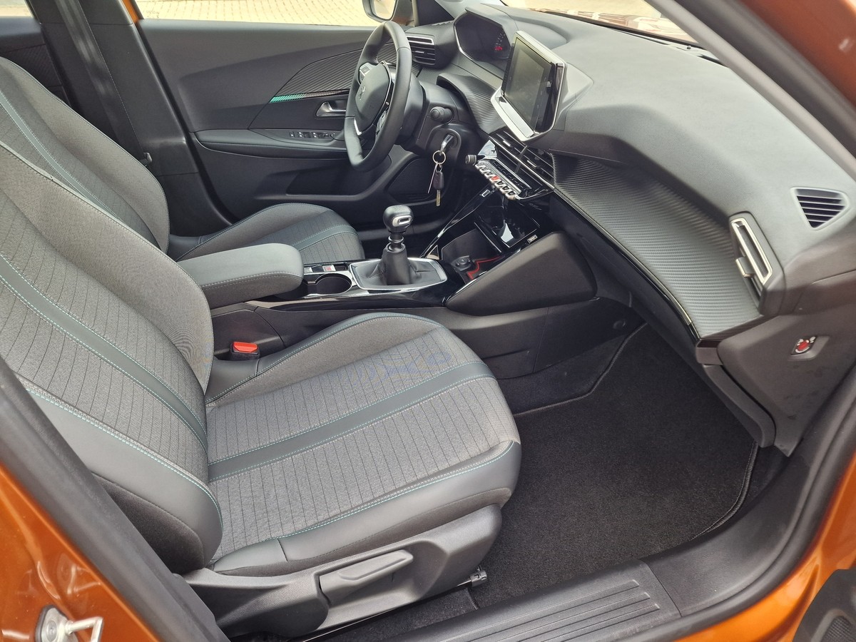 Peugeot 2008 PureTech 130 Allure*AHK*Navi*LED*DAB