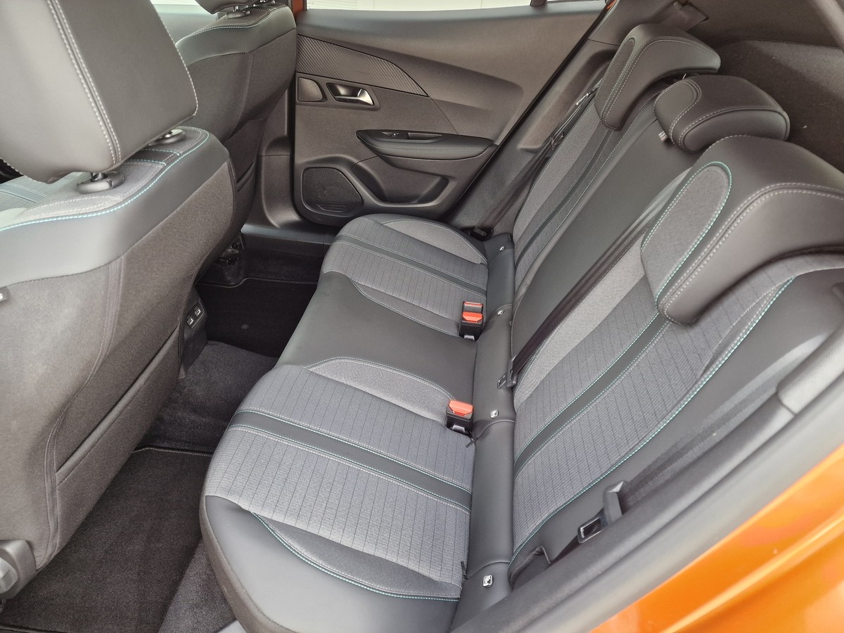 Peugeot 2008 PureTech 130 Allure*AHK*Navi*LED*DAB