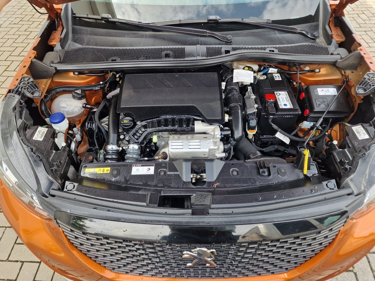 Peugeot 2008 PureTech 130 Allure*AHK*Navi*LED*DAB