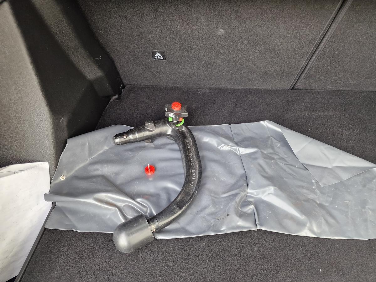 Peugeot 2008 PureTech 130 Allure*AHK*Navi*LED*DAB