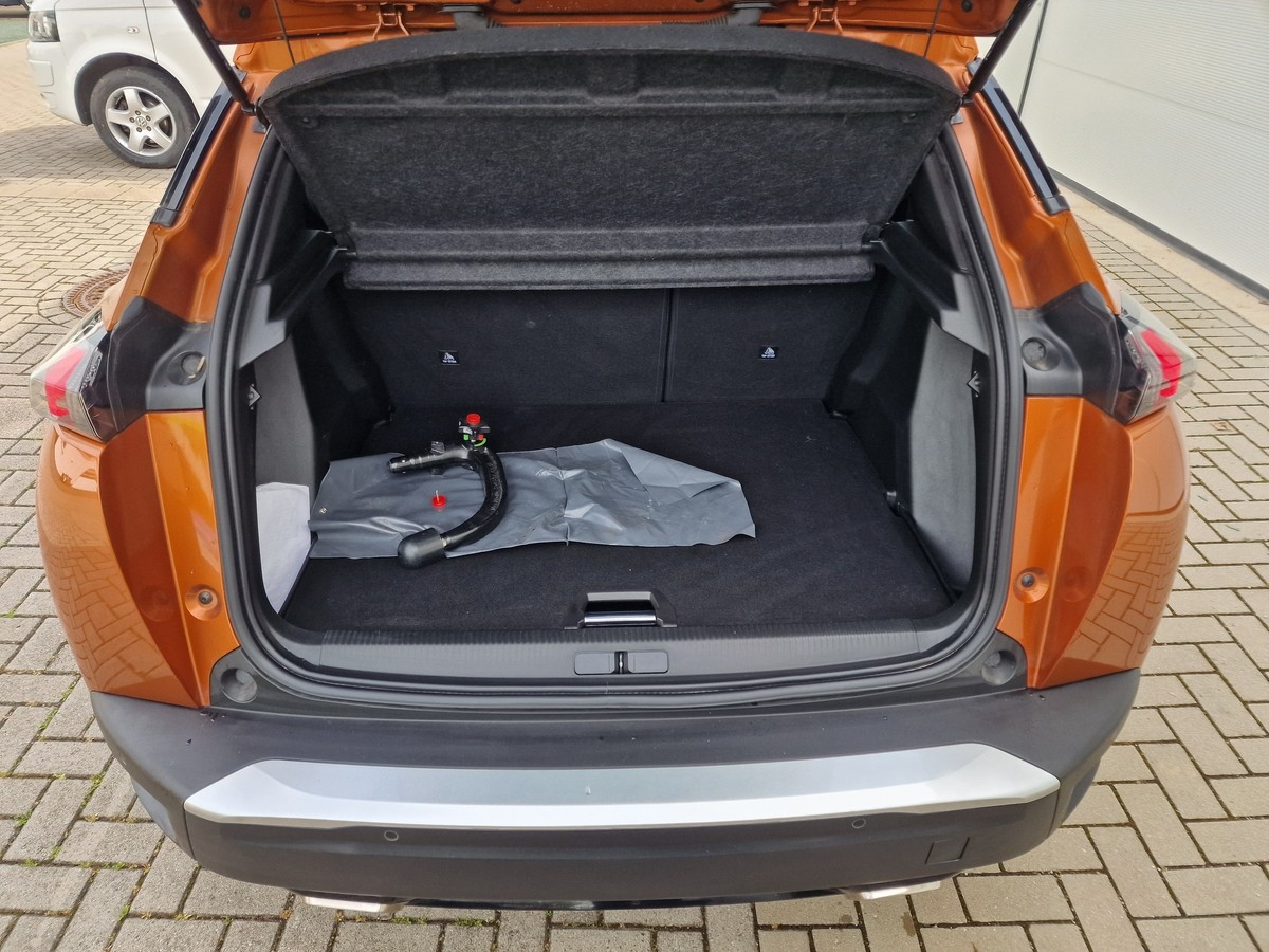 Peugeot 2008 PureTech 130 Allure*AHK*Navi*LED*DAB
