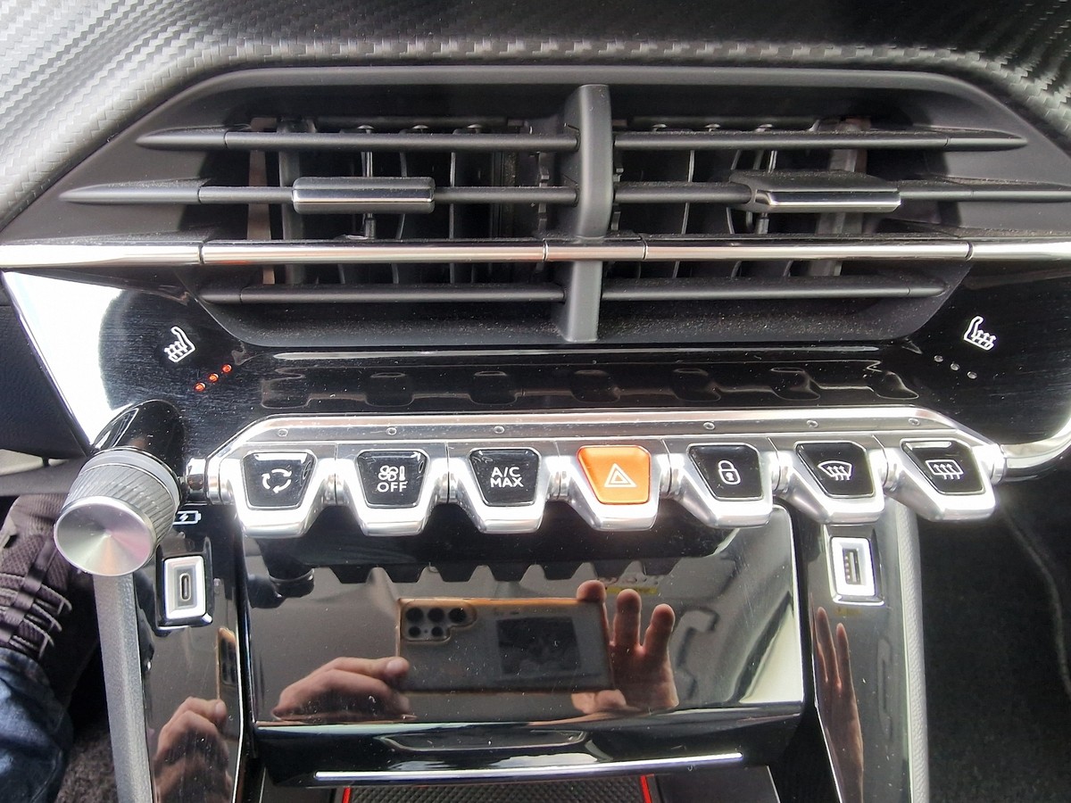 Peugeot 2008 PureTech 130 Allure*AHK*Navi*LED*DAB