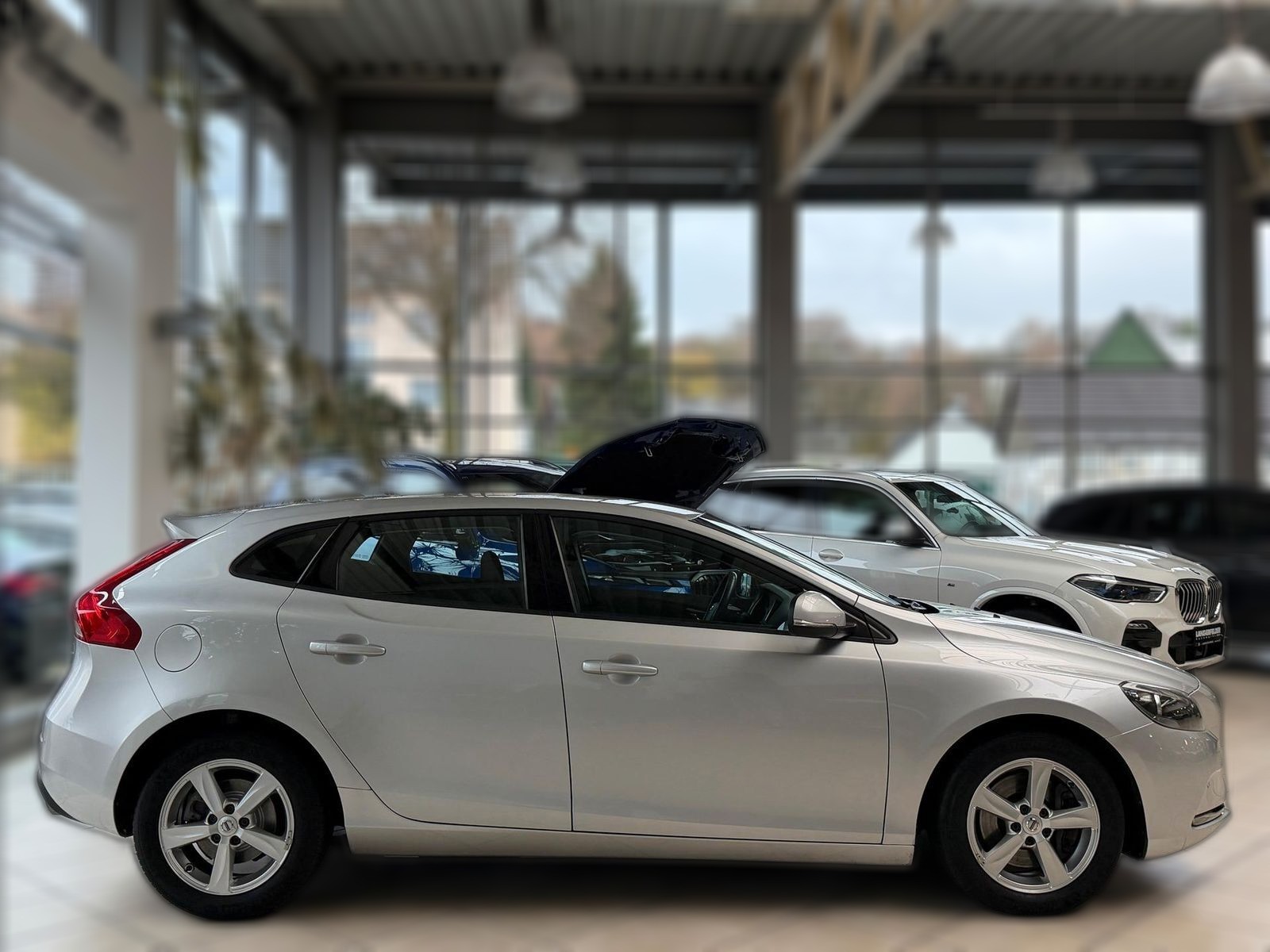 Volvo V40 D3 Kinetic*SHZ*AHK*NAVi*TPM*MFL*LMF*