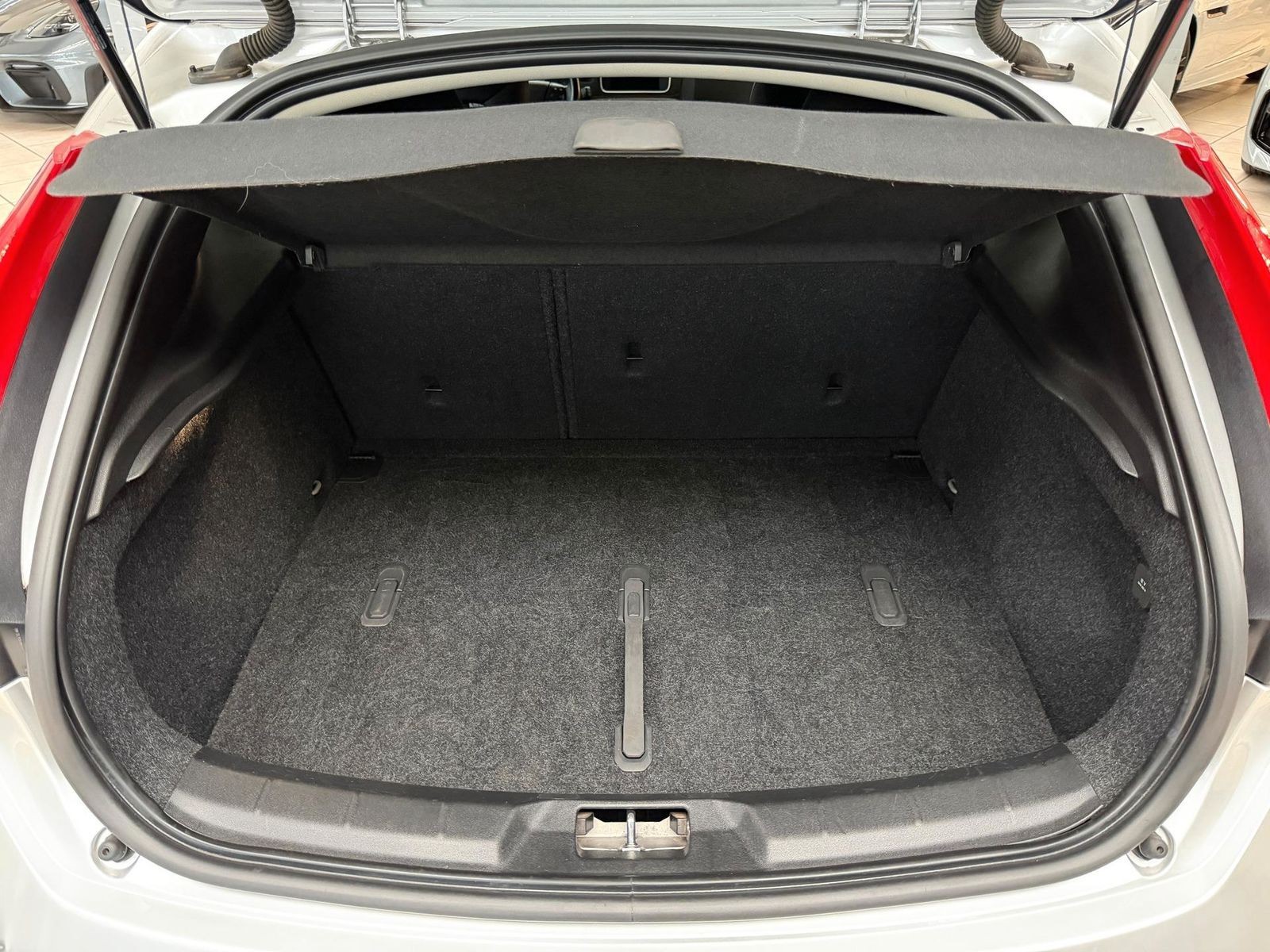 Volvo V40 D3 Kinetic*SHZ*AHK*NAVi*TPM*MFL*LMF*