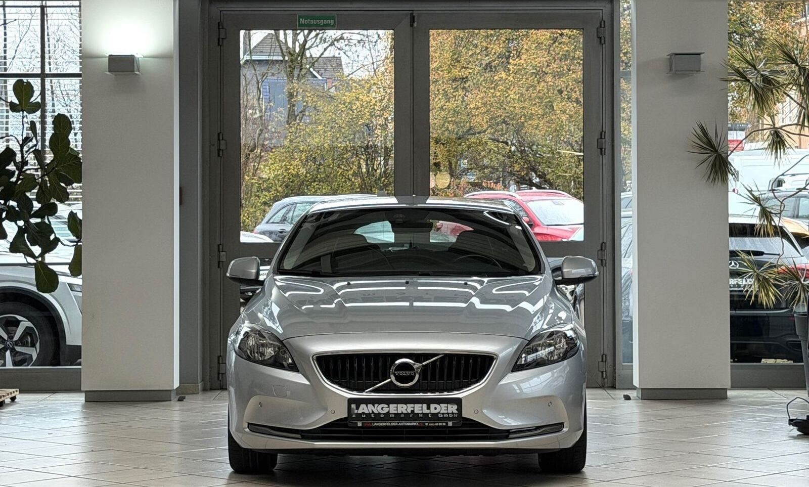 Volvo V40 D3 Kinetic*SHZ*AHK*NAVi*TPM*MFL*LMF*