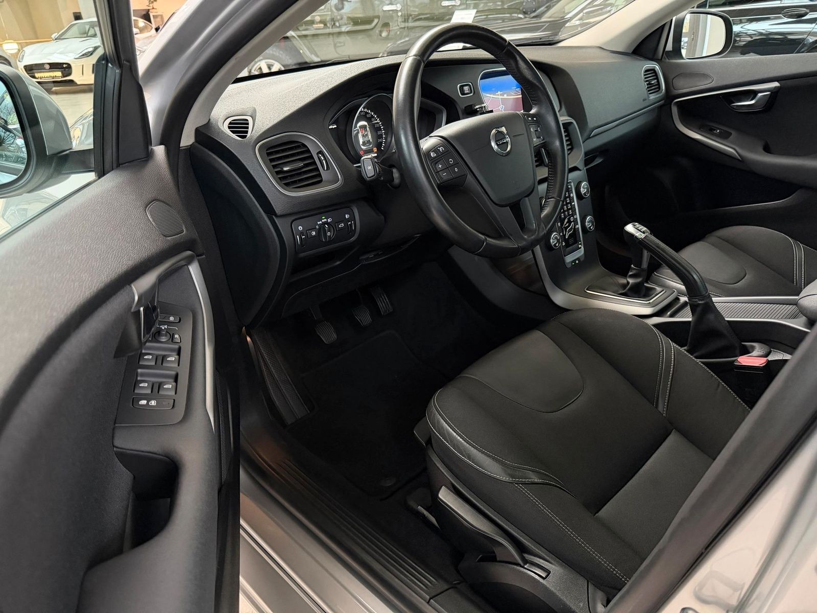 Volvo V40 D3 Kinetic*SHZ*AHK*NAVi*TPM*MFL*LMF*