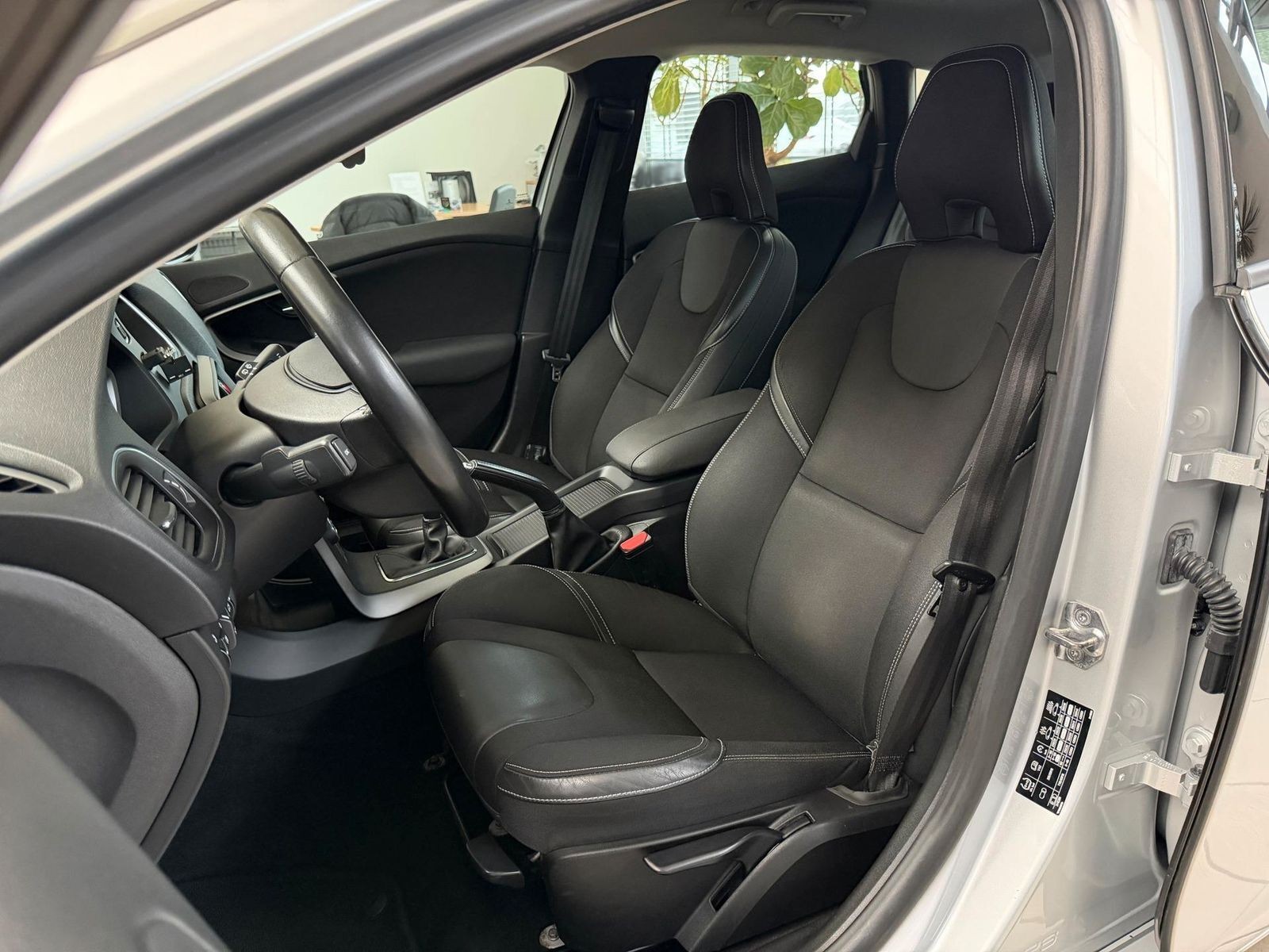 Volvo V40 D3 Kinetic*SHZ*AHK*NAVi*TPM*MFL*LMF*