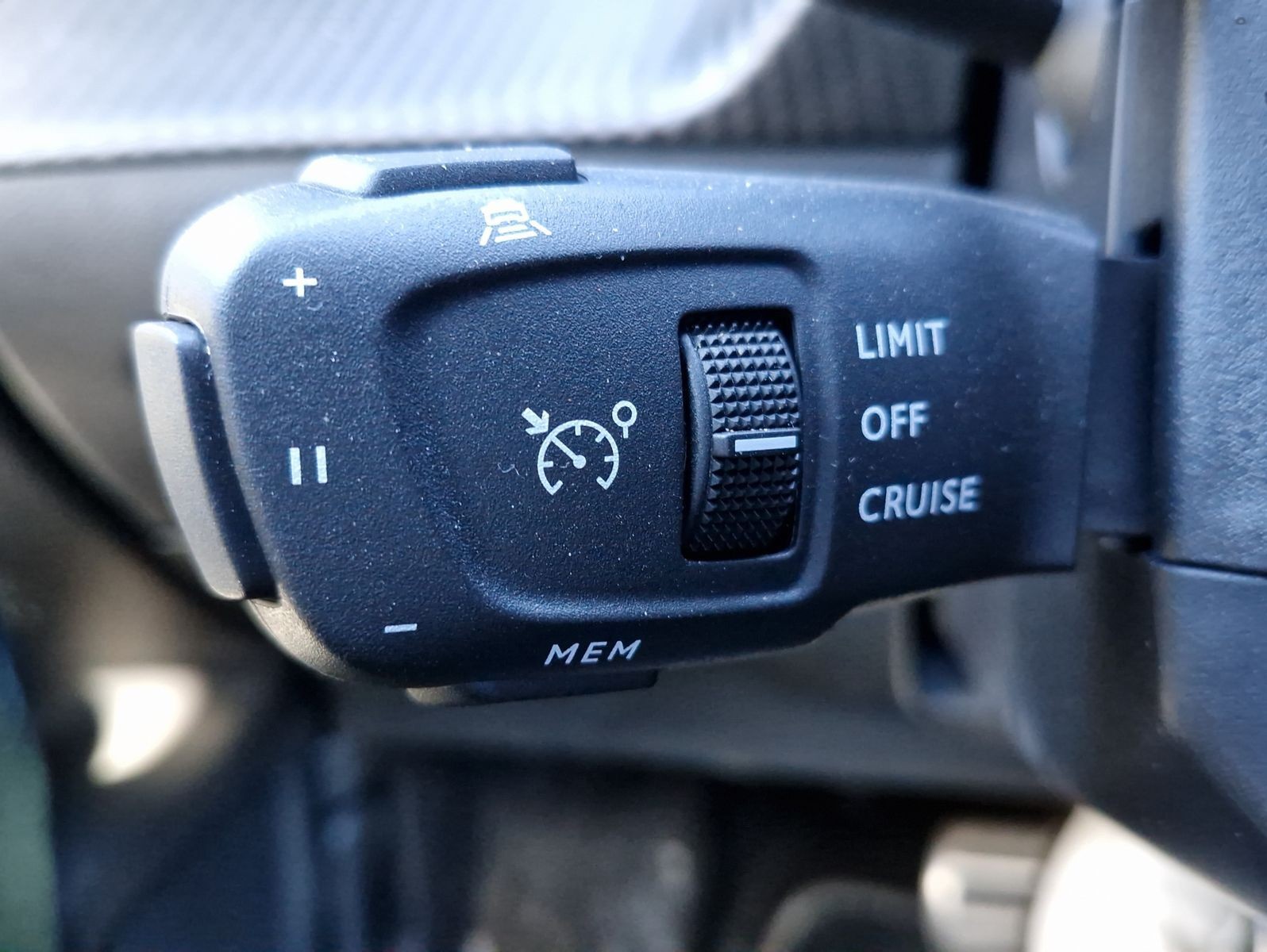 Peugeot 2008 Hybrid 145 GT e-DSC  LED Navi Kamera360 ACC