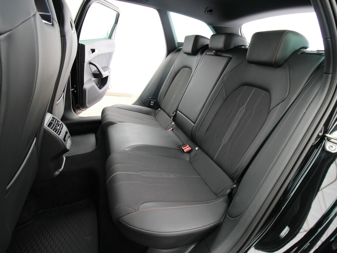 Cupra Leon Sportstourer e-HYBRID 6-DSG NAVI+LED+KAMERA...