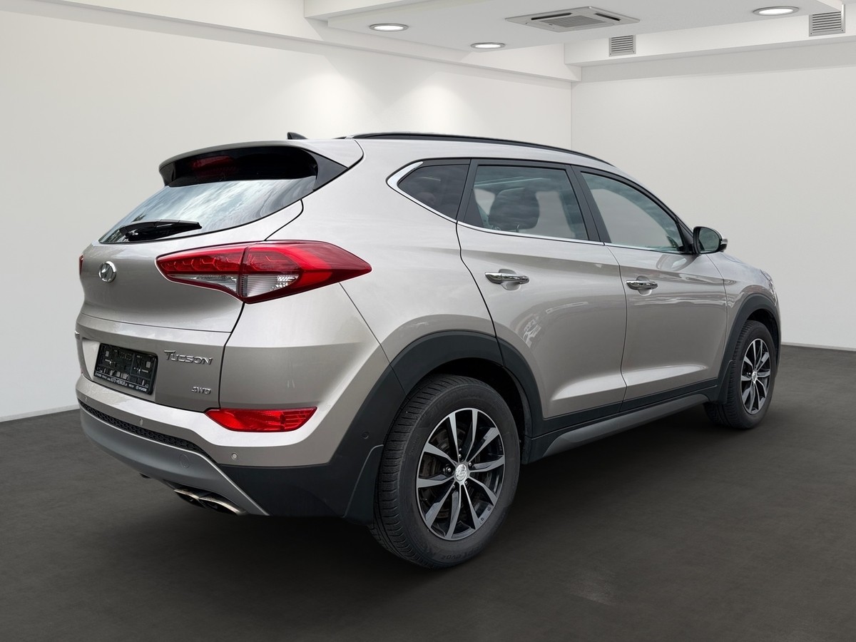 Hyundai Tucson Style 4WD Pano AHK RFK PDC