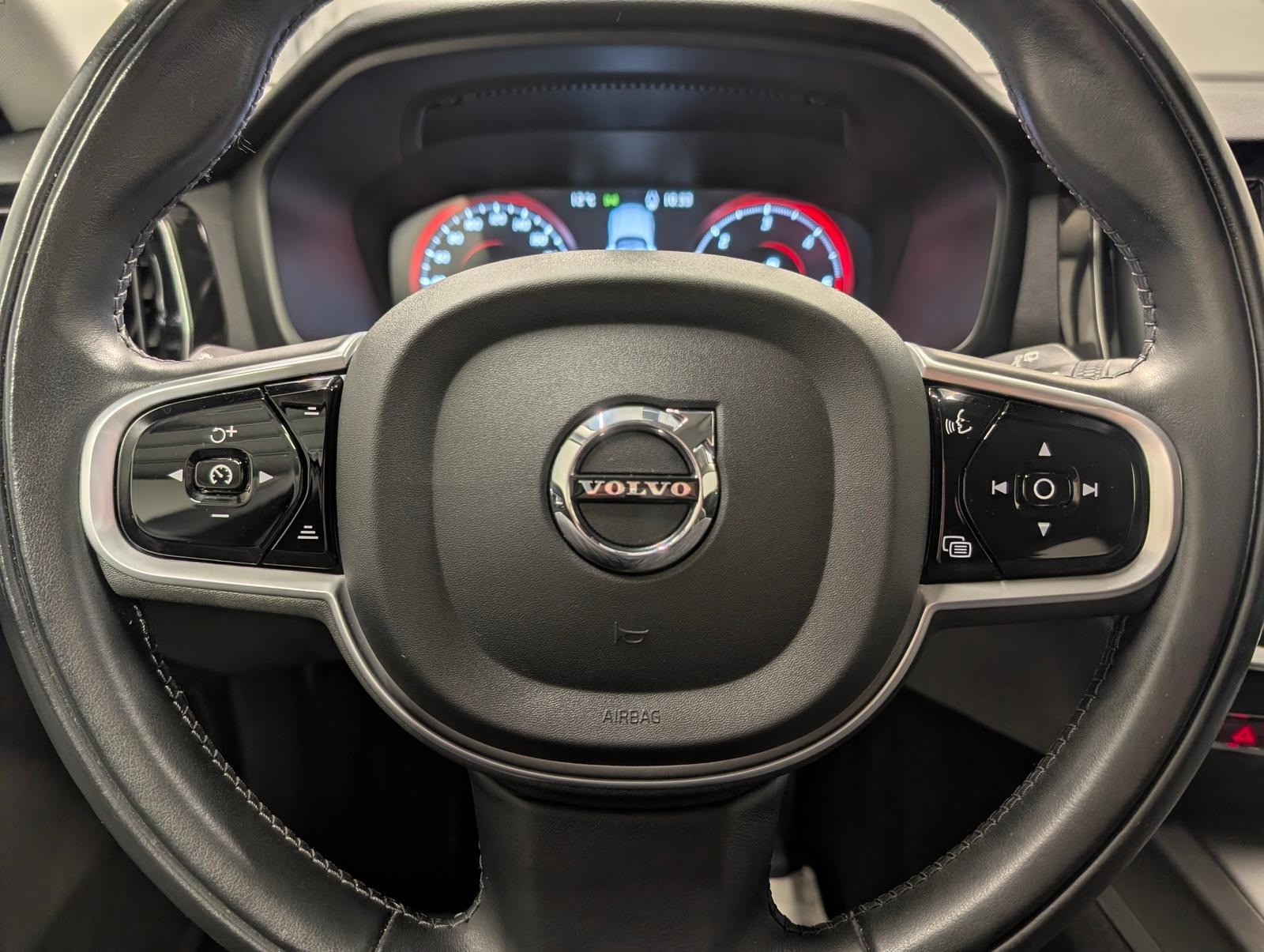 Volvo V60 Momentum Pro LED/Navi/4xSHZ/LHZ/PDC/ACC/elH