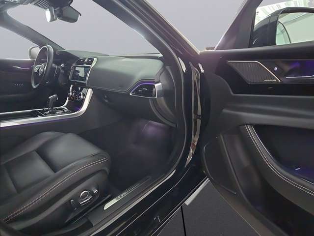 Jaguar XE P250 R-Dynamic Black *PANO*ACC*LED*RFK*