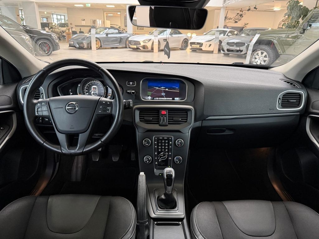 Volvo V40 D3 Kinetic*SHZ*AHK*NAVi*TPM*MFL*LMF*