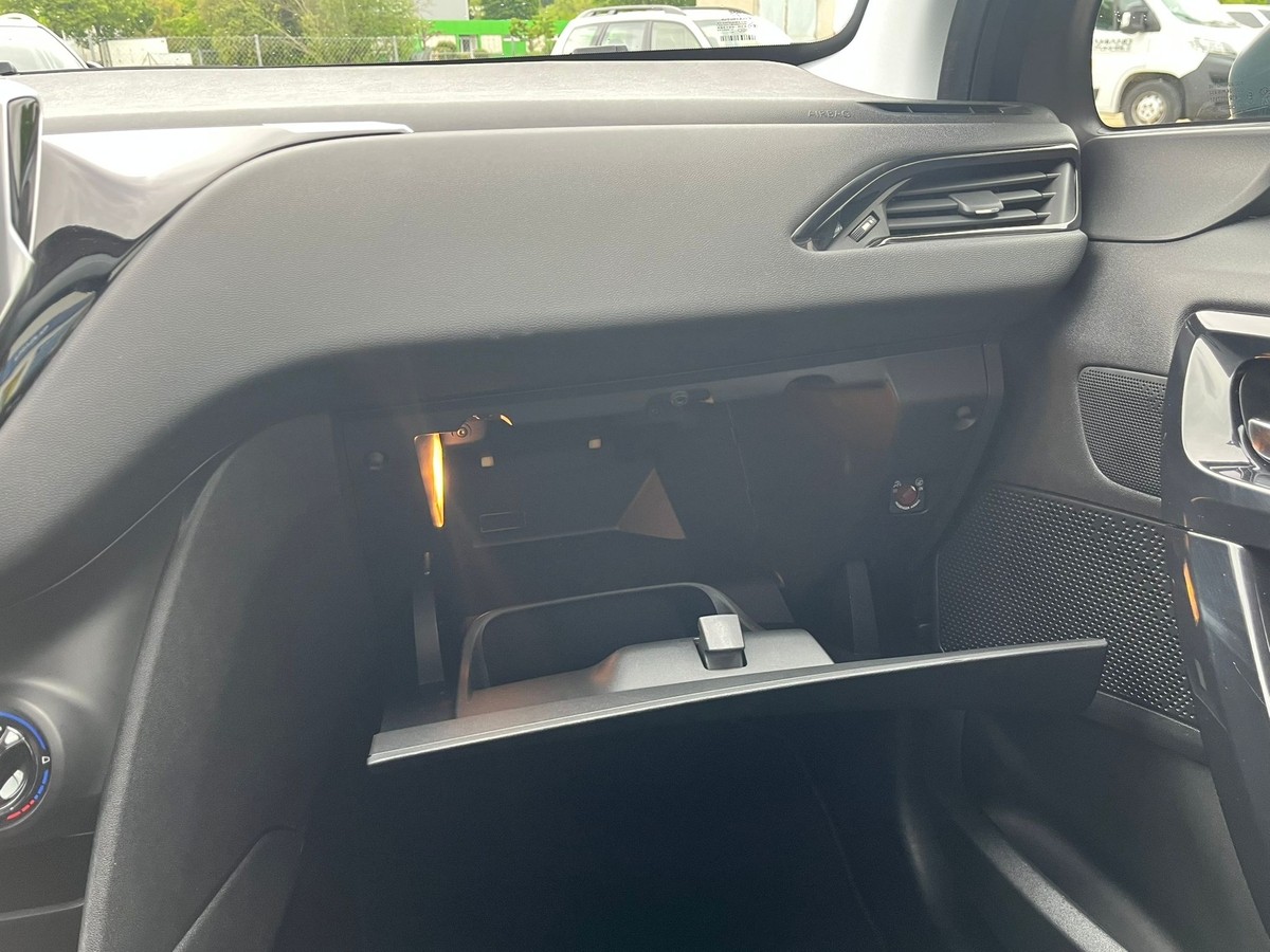Peugeot 208 1.2 PureTech 82 Active *1.Hand*