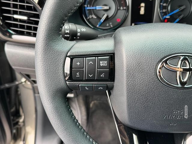 Toyota Hilux INVINCIBLE Double Cab 2.8 D-4D 4x4 Lede...