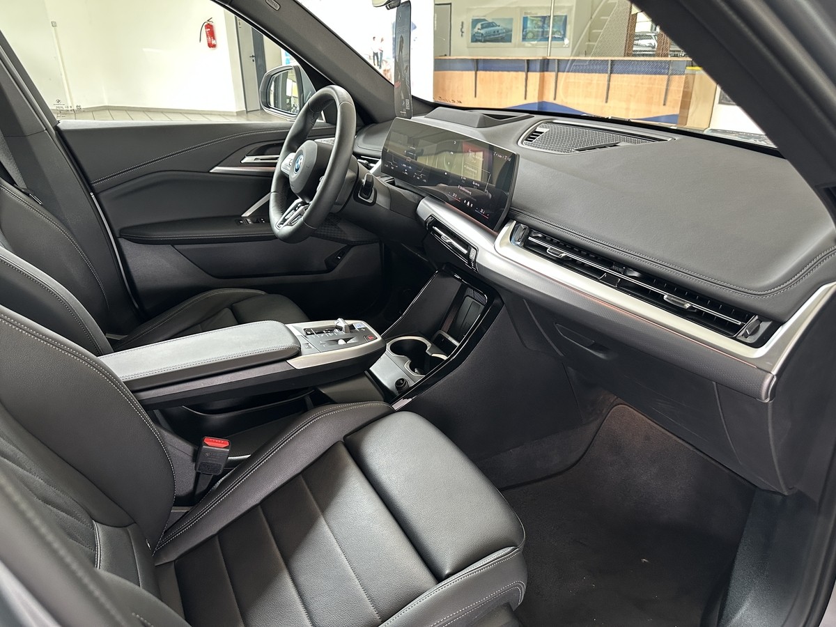 BMW iX1 xDrive30 M Sport ACC AHK Pannodach H/K