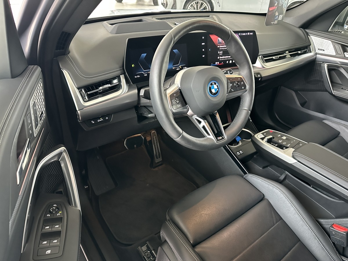 BMW iX1 xDrive30 M Sport ACC AHK Pannodach H/K