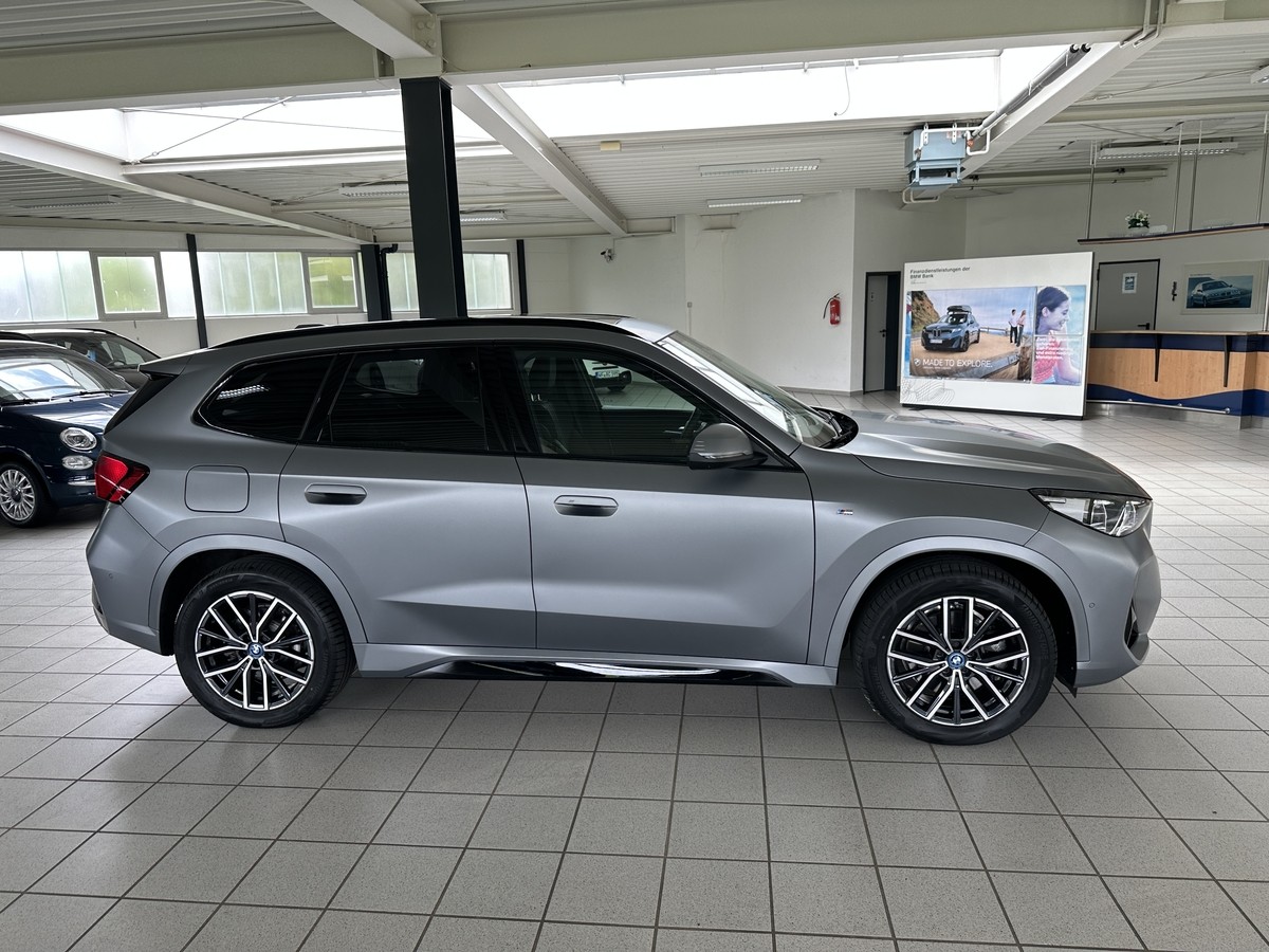 BMW iX1 xDrive30 M Sport ACC AHK Pannodach H/K