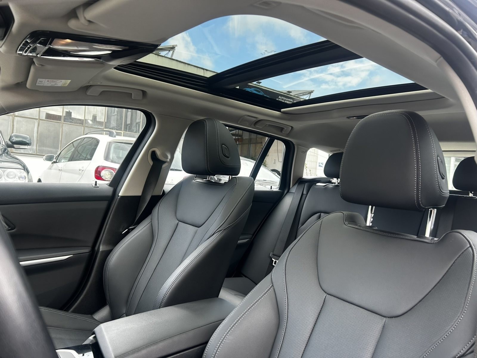 BMW 318 Touring Panorama LiveCockpit+ Sport ActiveGuard+ SHZ