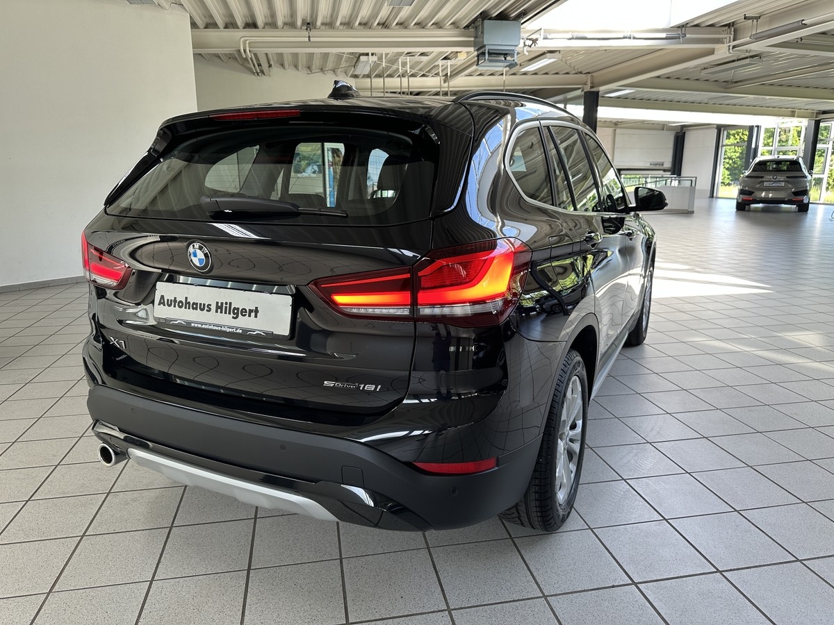 BMW X1sDrive18i xLine Leder schwarz Pano AHK Sportsitze
