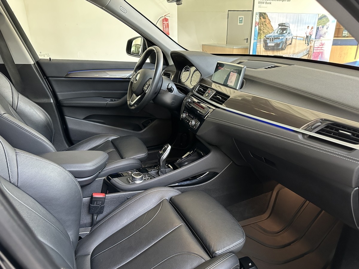 BMW X1sDrive18i xLine Leder schwarz Pano AHK Sportsitze