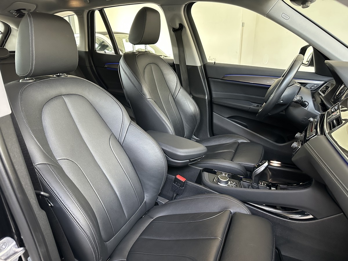 BMW X1sDrive18i xLine Leder schwarz Pano AHK Sportsitze