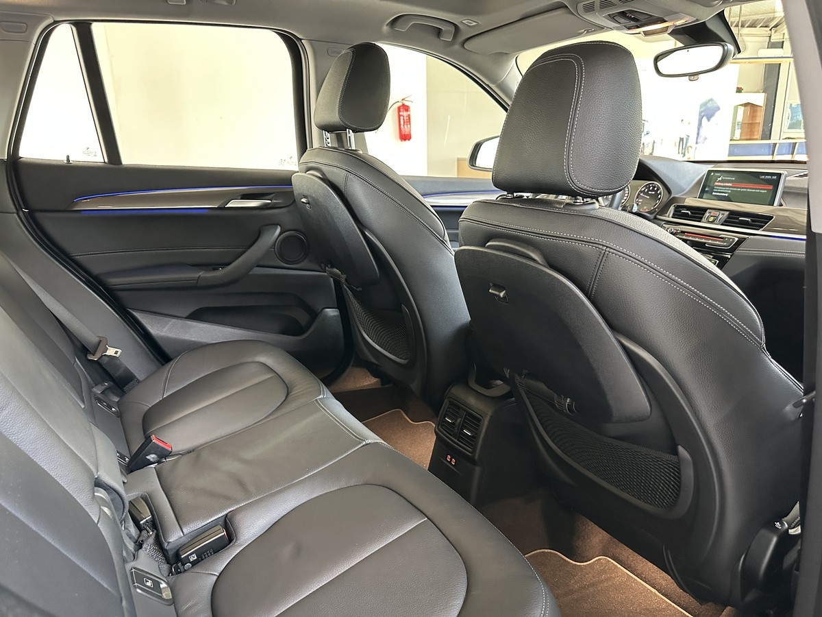 BMW X1sDrive18i xLine Leder schwarz Pano AHK Sportsitze