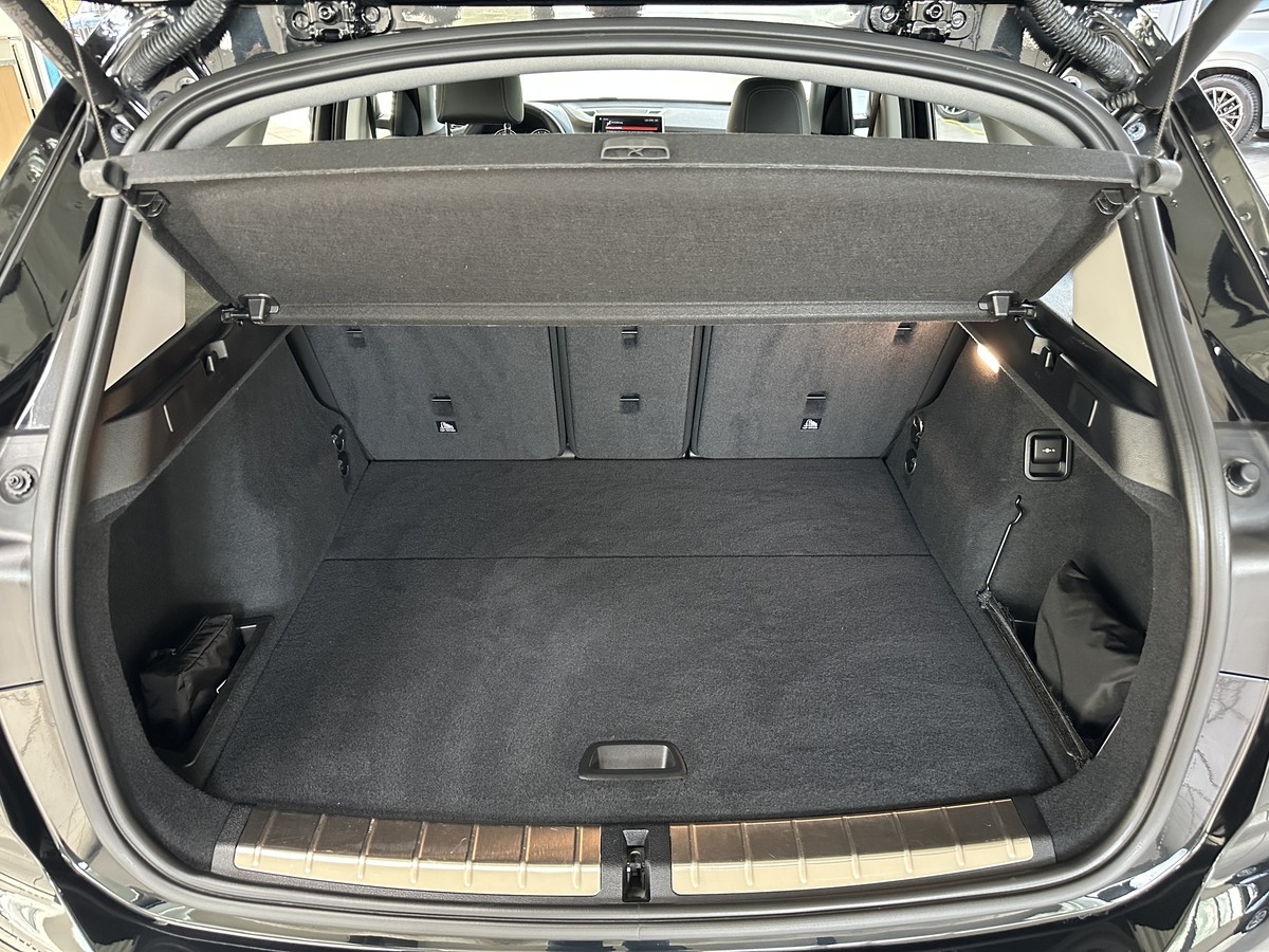 BMW X1sDrive18i xLine Leder schwarz Pano AHK Sportsitze