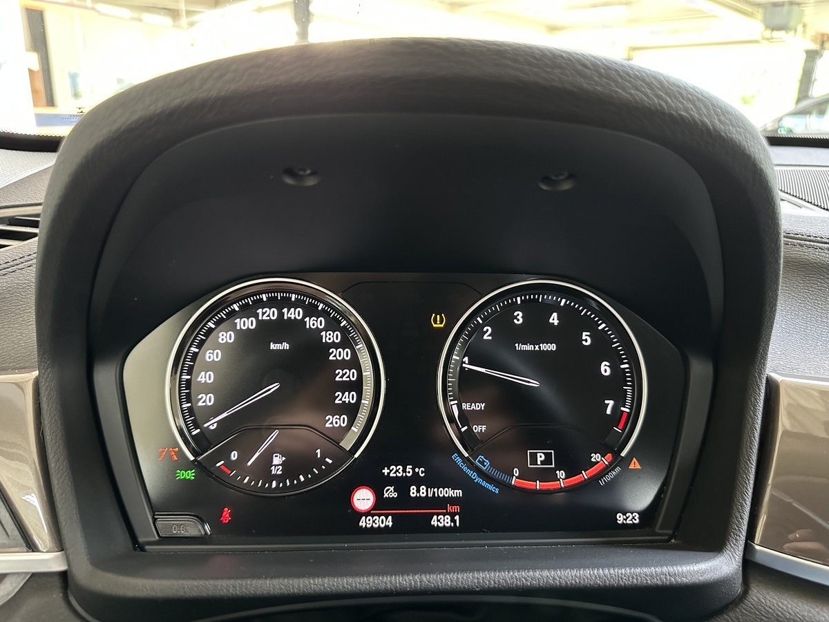 BMW X1sDrive18i xLine Leder schwarz Pano AHK Sportsitze