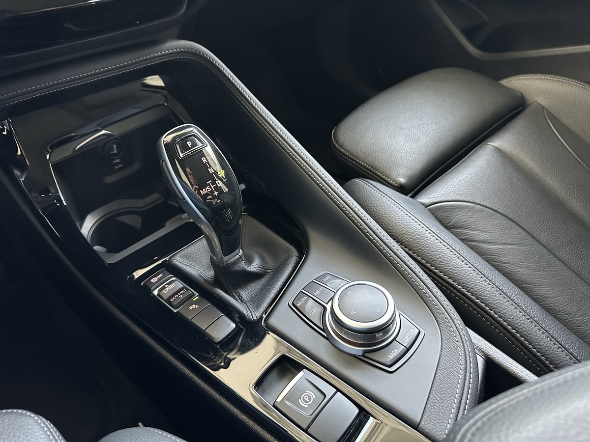 BMW X1sDrive18i xLine Leder schwarz Pano AHK Sportsitze