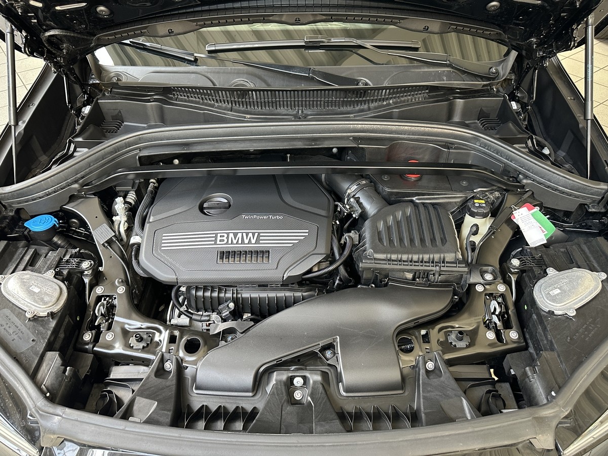 BMW X1sDrive18i xLine Leder schwarz Pano AHK Sportsitze