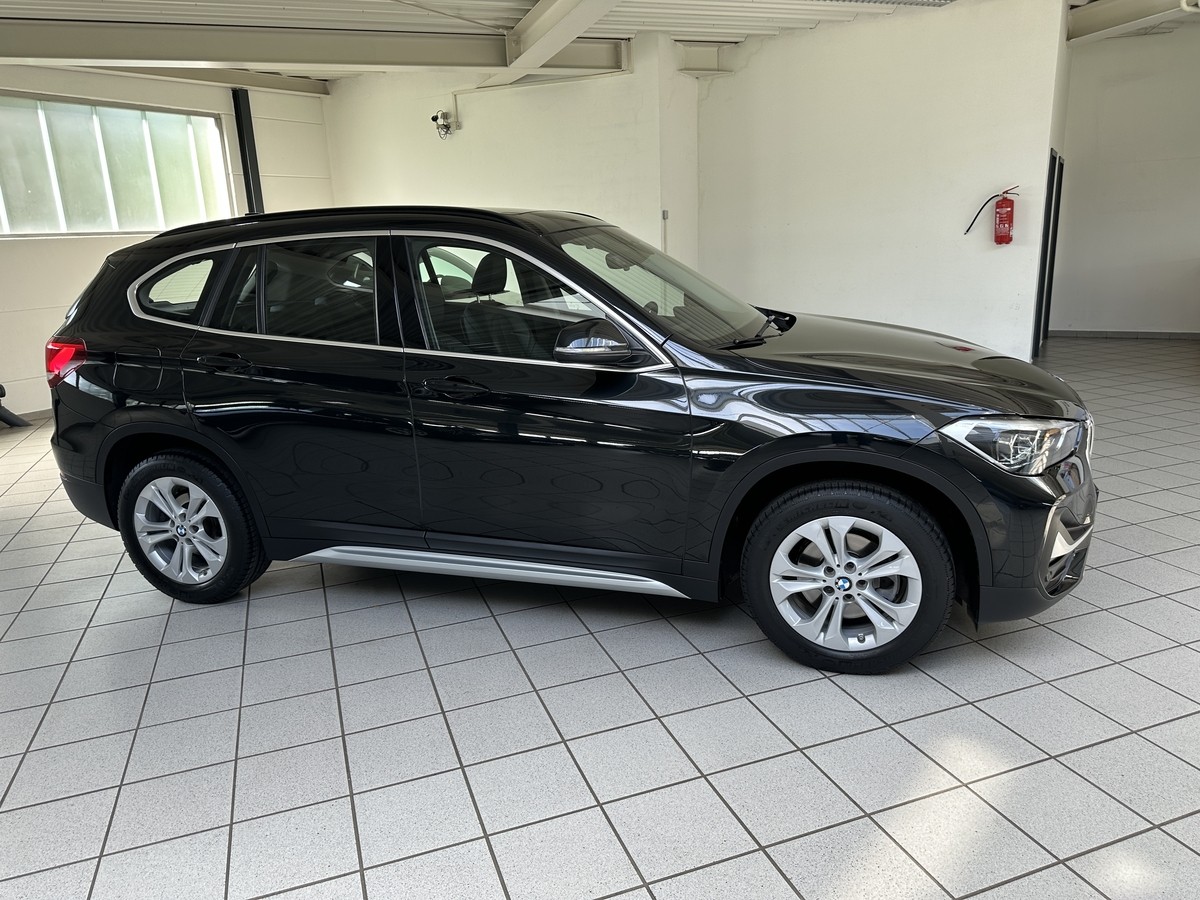 BMW X1sDrive18i xLine Leder schwarz Pano AHK Sportsitze