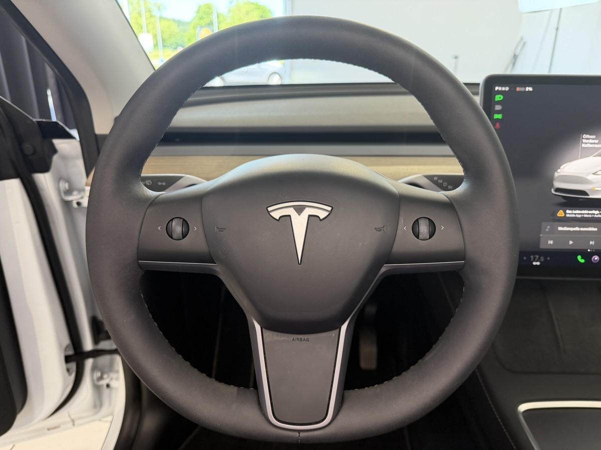 Tesla Model Y RWD Basis *93% Batteriezustand*