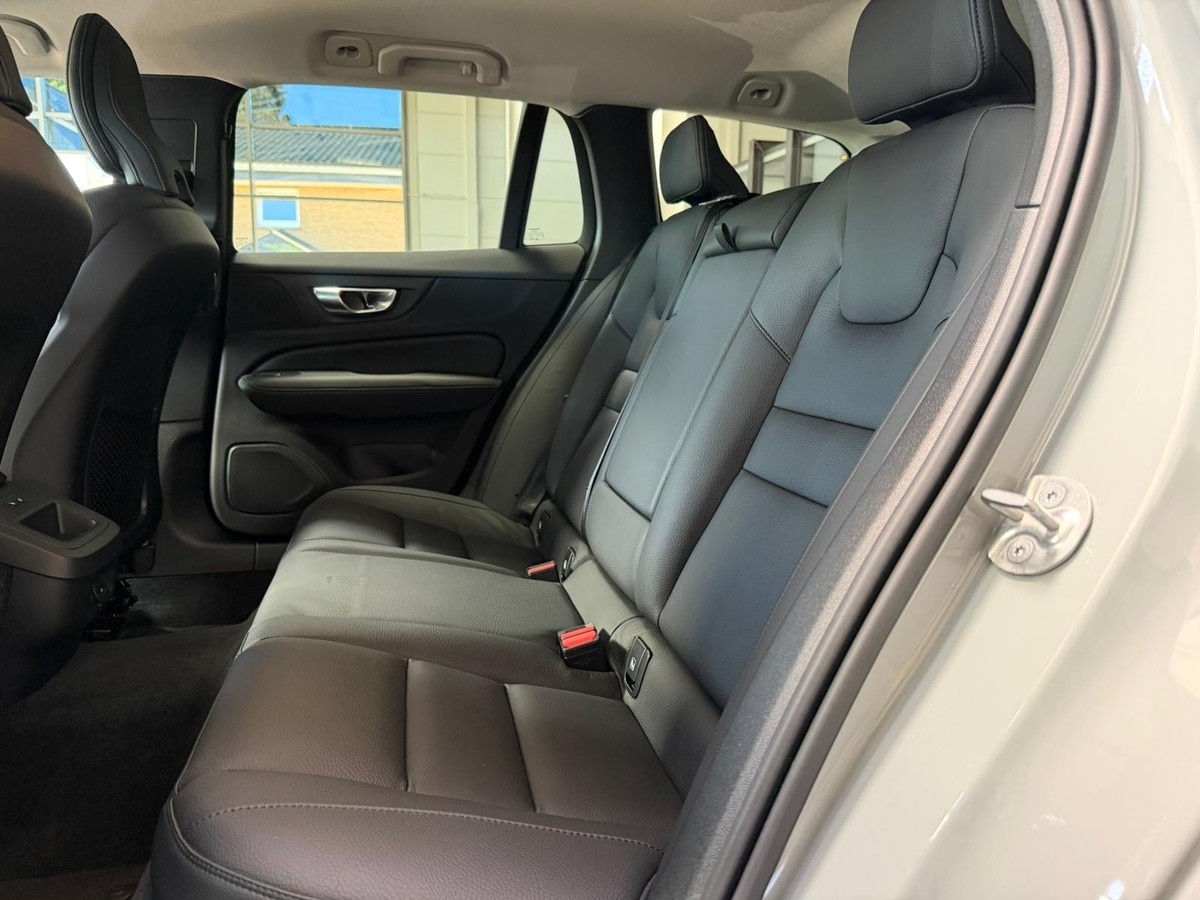 Volvo V60 B4 Plus Dark LED BLIS H&K AHK 360