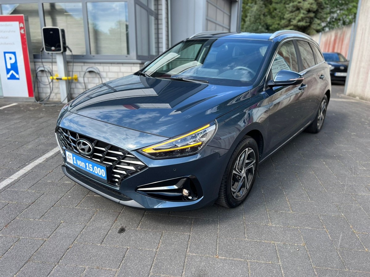 Hyundai i30 1.5 DPI Family Smart - Navi - Sitzhzg - R.Kam  + PDC 