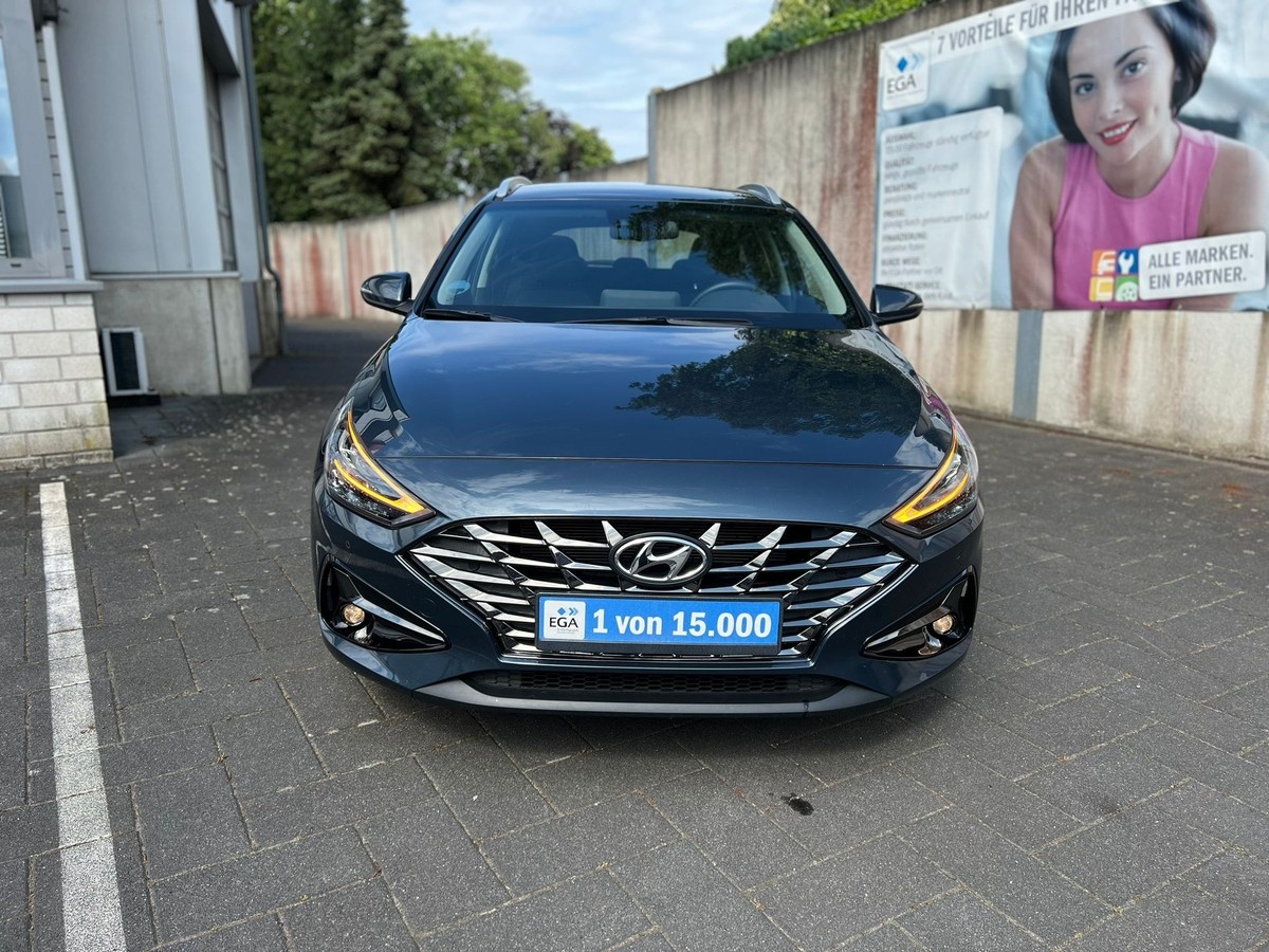 Hyundai i30 1.5 DPI Family Smart - Navi - Sitzhzg - R.Kam  + PDC 